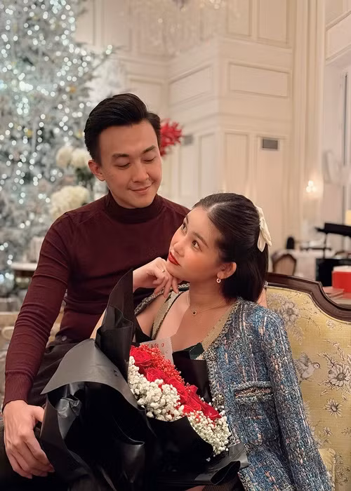 “Cảm ơn vợ vì 365 ngày đầu tiên đi cùng anh. Chồng yêu em bé nhiều!", Tô Ny viết trong tấm thiệp dành tặng vợ.