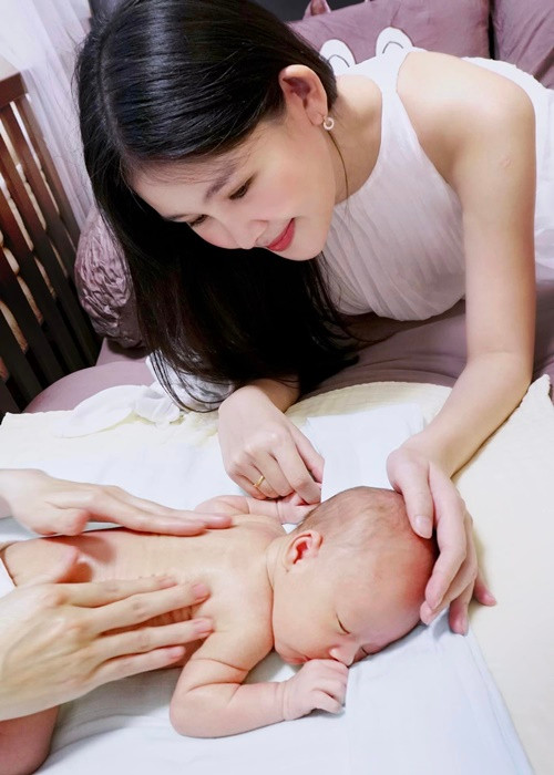 Nàng hậu hạnh phúc lúc con cười một cách tinh nghịch, an tâm khi con ăn ngoan ngủ say.