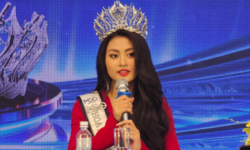 Vi sao Xuan Hanh gay tranh cai khi dang quang hoa hau?-Hinh-2