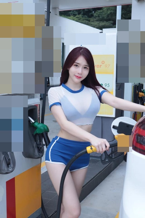 Trên website cá nhân, cô nàng giới thiệu bản thân là một DJ.