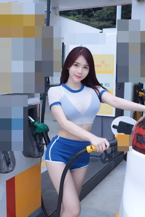 Trên website cá nhân, cô nàng giới thiệu bản thân là một DJ.