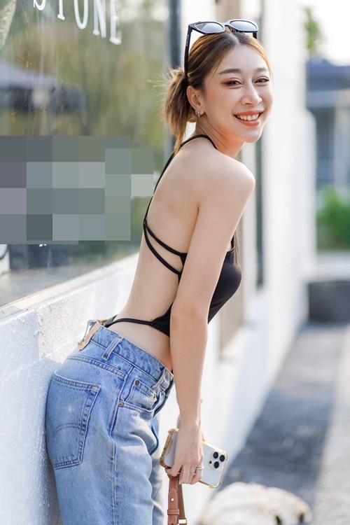 Wanwisa lựa chọn trang phục thiếu vải để khoe tối đa vẻ gợi cảm.