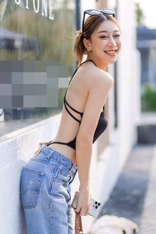 Wanwisa lựa chọn trang phục thiếu vải để khoe tối đa vẻ gợi cảm.