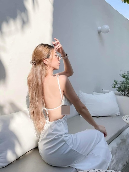 Trong các chuyến du lịch, Wanwisa lại càng chăm mặc trang phục cắt xẻ.