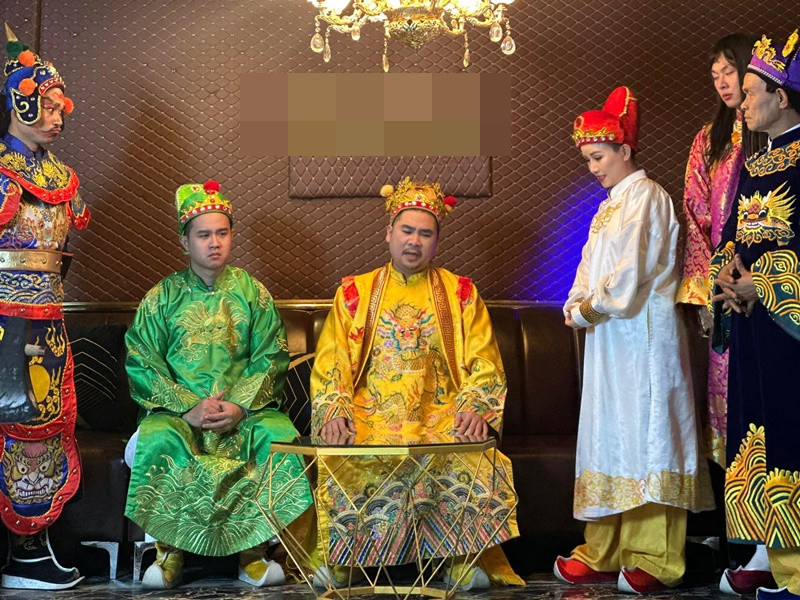 Cô cũng không đội tóc giả trong dự án Táo xuân.