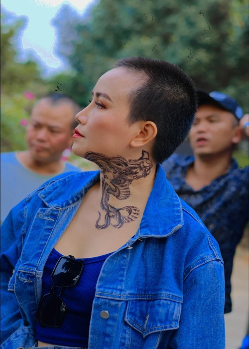 Với vai Mai "công chúa" trong Làng ế vợ 10, Hoàng Yến không đội tóc giả. Nhân vật của cô còn có hình xăm lớn trên cổ.