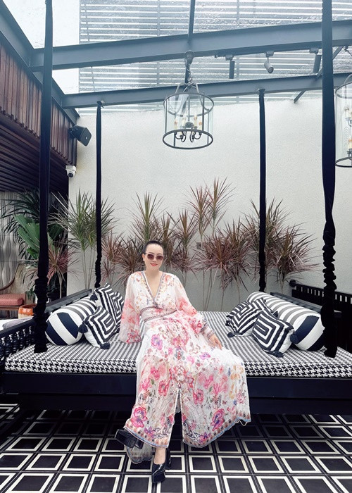 Hoàng Yến xuống tóc, xuất gia gieo duyên tại Ấn Độ. Khóa tu kéo dài 8 ngày.