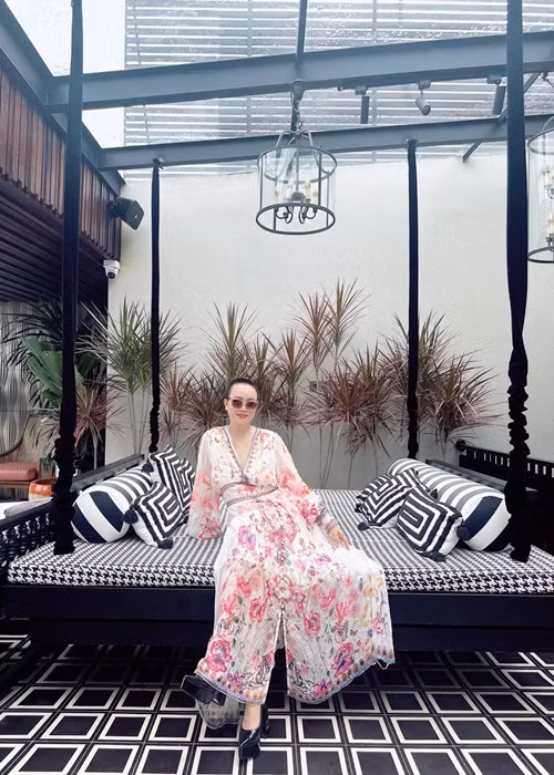 Hoàng Yến xuống tóc, xuất gia gieo duyên tại Ấn Độ. Khóa tu kéo dài 8 ngày.