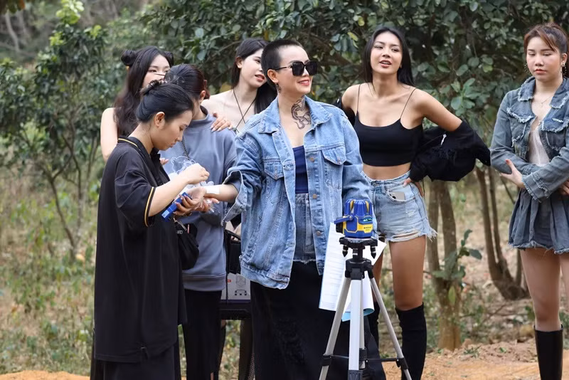 Chia sẻ về vai diễn Mai trong 9 năm qua, Hoàng Yến tâm sự: "20 năm trước tôi nói với đạo diễn Trần Bình Trọng: “Anh ơi em chỉ khóc là giỏi thôi, chứ hài thì em chịu em không diễn được đâu”. Anh tôi cười bảo cứ yên tâm, mày cứ đi diễn với anh, anh bảo được là được. Và thế là có cô Mai công chúa đã được khán giả yêu 9 năm rồi. Cuộc đời nghệ sĩ làm cả trăm vai, nhưng ai cũng sẽ có vai để đời. Mai công chúa khiến tôi được khán giả biết và yêu trước cả cô Xuyến của Về nhà đi con”.