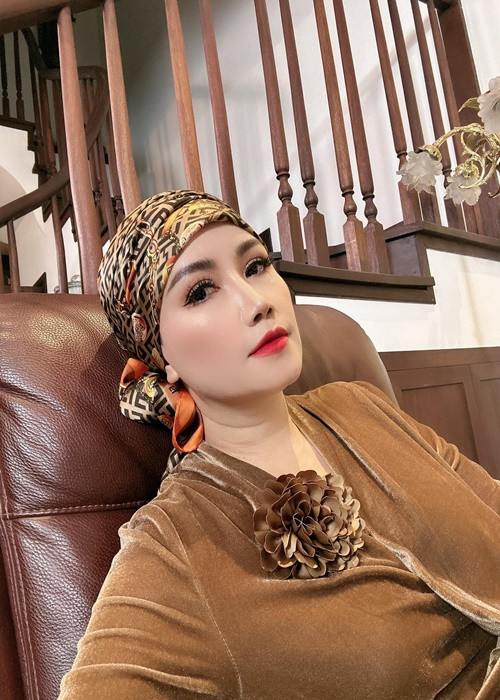 Ở một dự án khác, Hoàng Yến sử dụng khăn để che mái tóc ngắn.