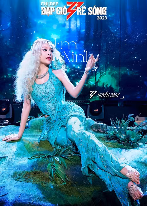 Cô hóa nàng tiên cá xinh đẹp.