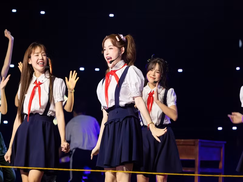 Cô thể hiện được khả năng đọc rap, chơi guitar bass, đánh đàn tranh, vũ đạo.