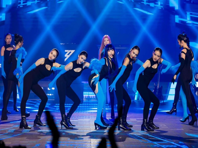 Bà mẹ hai con tự tin thực hiện các vũ đạo gợi cảm.