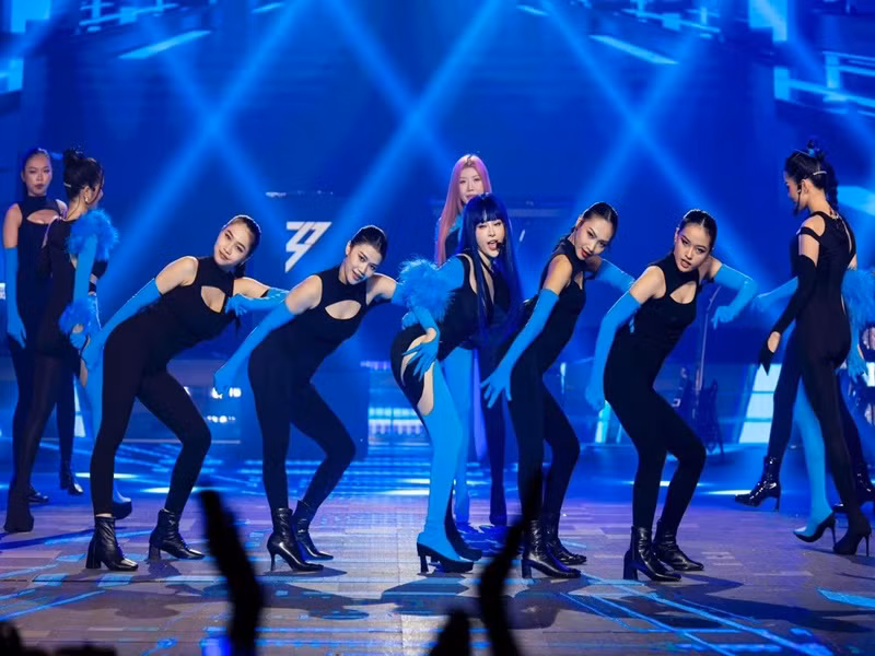 Bà mẹ hai con tự tin thực hiện các vũ đạo gợi cảm.