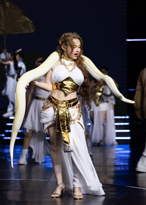 Huyền Baby còn vác trăn 13kg lên sân khấu biểu diễn.