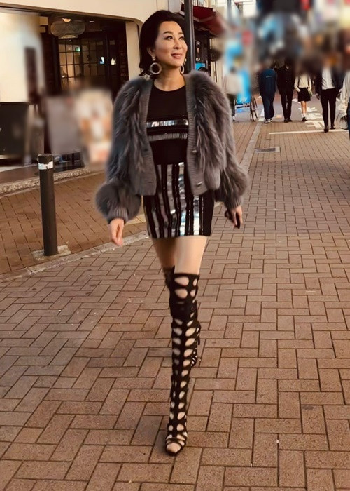 Phong cách thời trang của Kỳ Duyên được khen ngợi tinh tế, giúp cô hack tuổi.