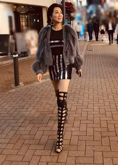 Phong cách thời trang của Kỳ Duyên được khen ngợi tinh tế, giúp cô hack tuổi.