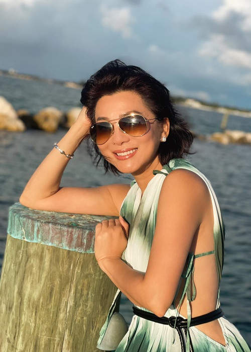 "Nhưng tôi không muốn quen những người mà phải bật đèn xanh nhiều lần vẫn chưa nhận ra, chỉ cần bật nhẹ là đủ rồi, bật đèn pha vào mặt rồi còn không biết thì làm gì được nữa", cô cho hay.