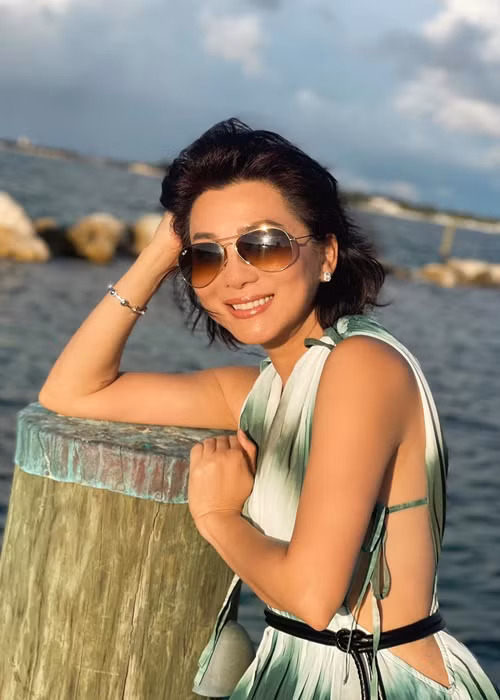 "Nhưng tôi không muốn quen những người mà phải bật đèn xanh nhiều lần vẫn chưa nhận ra, chỉ cần bật nhẹ là đủ rồi, bật đèn pha vào mặt rồi còn không biết thì làm gì được nữa", cô cho hay.