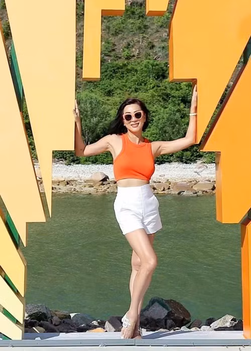 Kỳ Duyên trẻ trung không kém các cô gái ở độ tuổi đôi mươi.