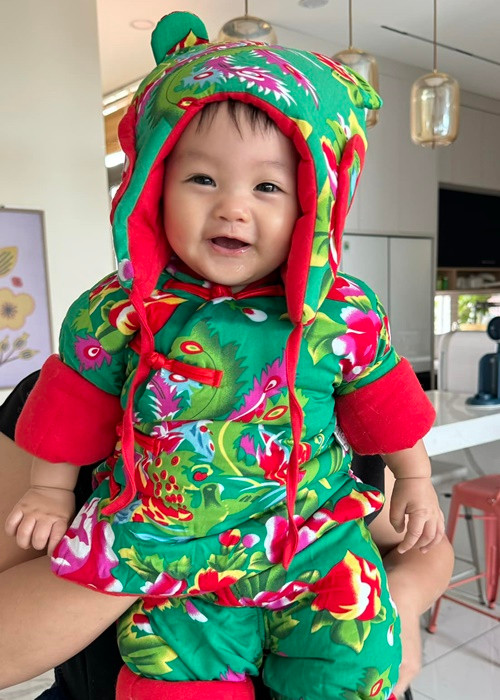 "Đồ Tết năm nay của hai chị em có ổn không cô chú ơi", Đàm Thu Trang viết.