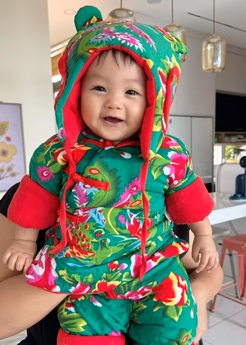 "Đồ Tết năm nay của hai chị em có ổn không cô chú ơi", Đàm Thu Trang viết.