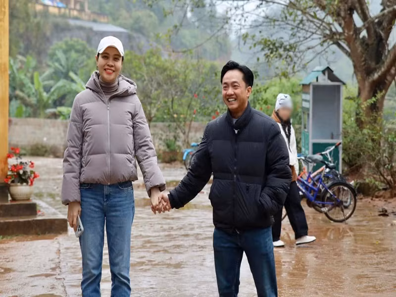 Cận Tết Nguyên đán 2024, cặp đôi cùng bạn bè đi làm từ thiện.