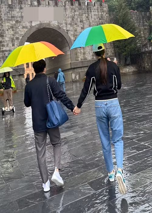 Có hai con chung, kết hôn được 5 năm, vợ chồng Cường Đô la vẫn ngọt ngào như ngày mới yêu.