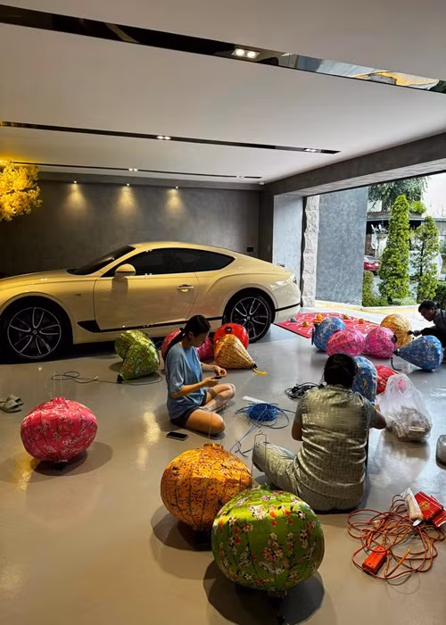 "Đi làm về thấy cảnh này là thấy sắp Tết rồi phải không anh chị em ơi. Yêu vợ", Cường Đô la "nịnh" vợ.