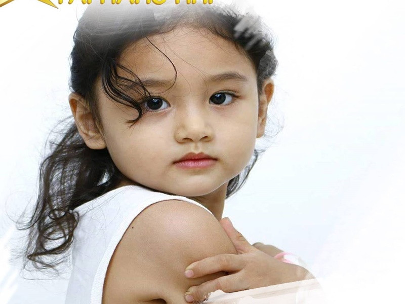 Mona Bảo Tiên tên thật là Phan Bảo Tiên, sinh năm 2012, bằng tuổi Huy Khang.