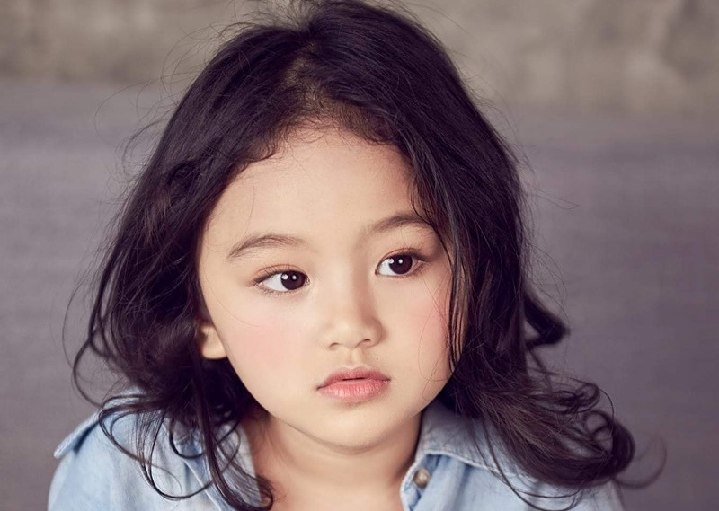 Cô nhóc bước chân vào con đường nghệ thuật khi mới 5 tuổi, từng tham gia nhiều chương trình quảng cáo, truyền hình, game show thực tế, các MV ca nhạc.