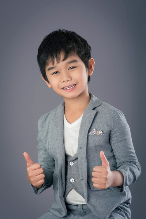 Lúc 5 tuổi, bé Huy Khang được mời đóng quảng cáo. Từ đó, em tham gia diễn xuất.