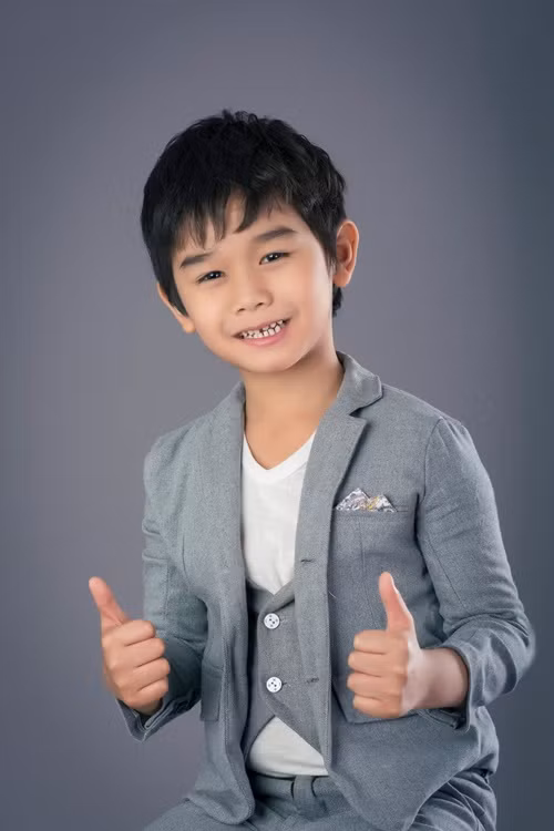 Lúc 5 tuổi, bé Huy Khang được mời đóng quảng cáo. Từ đó, em tham gia diễn xuất.