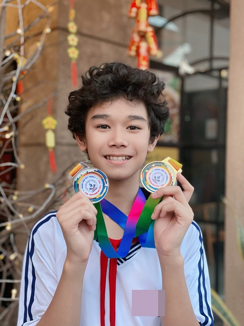 Ba của Huy Khang- anh Phan Văn Toàn chia sẻ trên Giáo Dục Việt Nam, Huy Khang rất thích bơi lội.