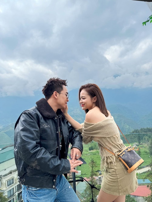 Dù Ngọc Anh đã có gia đình, vẫn có nhiều đại gia tìm cách đặt vấn đề với cô. "Ngọc Anh không có nhu cầu nên kệ họ thôi... Mình cũng đang bận hạnh phúc bên anh chồng của mình mà", vợ Duy Nam cho hay.