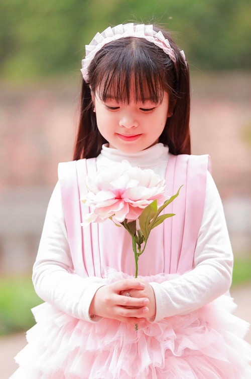 Cô nhóc sinh năm 2017, có vẻ ngoài vô cùng xinh xắn với mái tóc dài, gương mặt bầu bĩnh, đôi mắt to tròn, làn da trắng hồng.