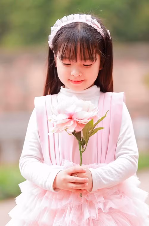 Cô nhóc sinh năm 2017, có vẻ ngoài vô cùng xinh xắn với mái tóc dài, gương mặt bầu bĩnh, đôi mắt to tròn, làn da trắng hồng.
