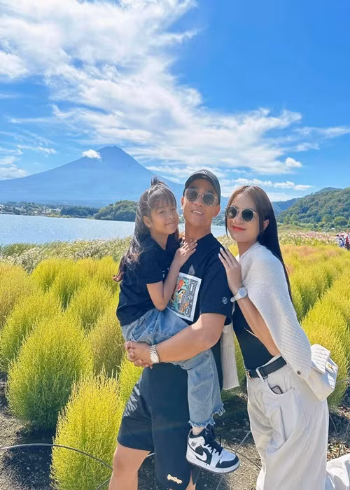 Ngọc Anh chia sẻ trên truyền thông, bé Thóc được nhiều người nhớ mặt nên khi ra ngoài còn được chào đón nhiều hơn cả bố mẹ.