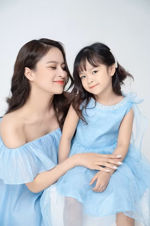 Bé Thóc - con gái của Duy Nam - Ngọc Anh được xem là hot TikToker nhí bởi các video có sự góp mặt của bé Thóc lên đến 7 triệu view.