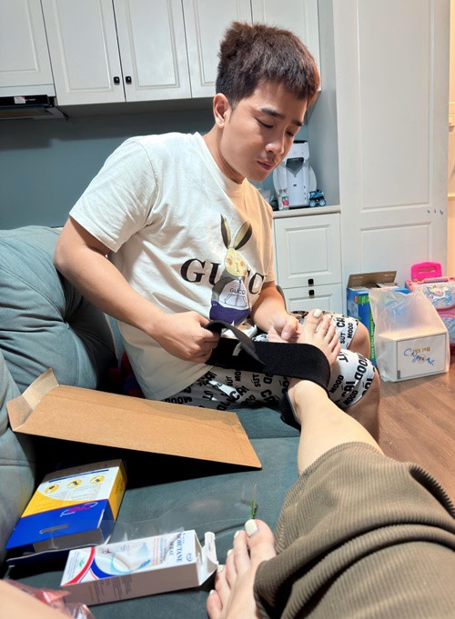 Duy Nam ân cần chăm sóc vợ khi cô bị đau chân.