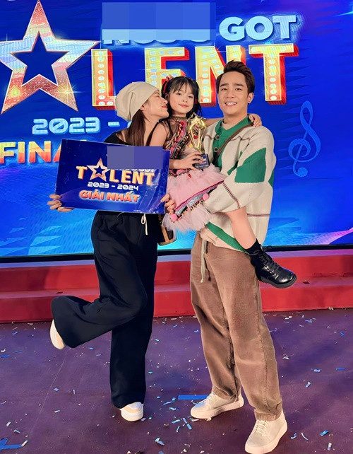 Bé Thóc đoạt giải nhất trong một cuộc thi tài năng tại trường học.