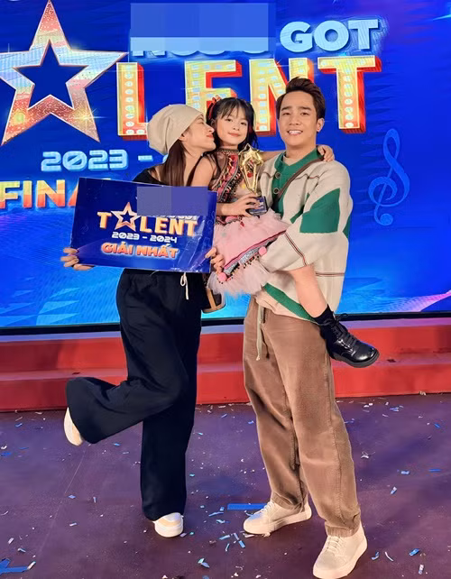 Bé Thóc đoạt giải nhất trong một cuộc thi tài năng tại trường học.