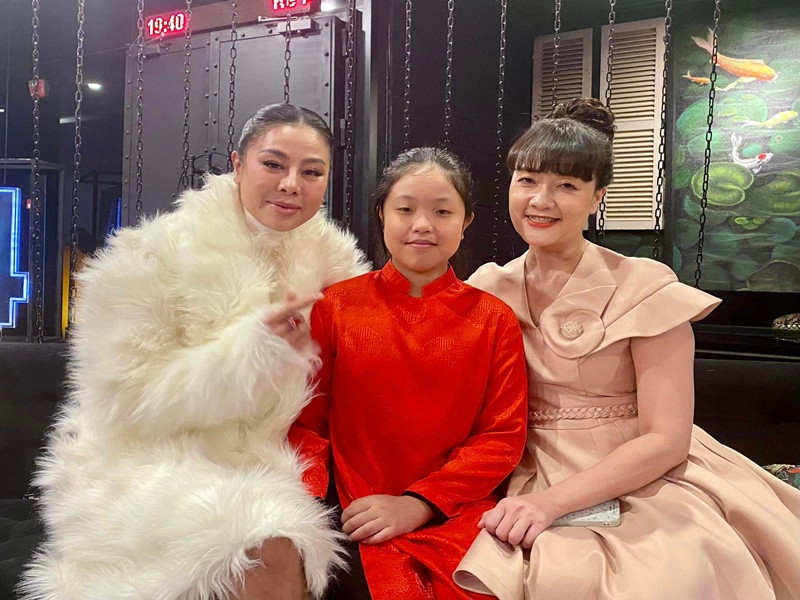 “Em không được xem phim bố làm vì là phim 18+ nhưng em muốn đi giao lưu với bố để được gặp các cô chú trong đoàn phim!”, Quốc Quân cho biết. Ảnh: FBNV.