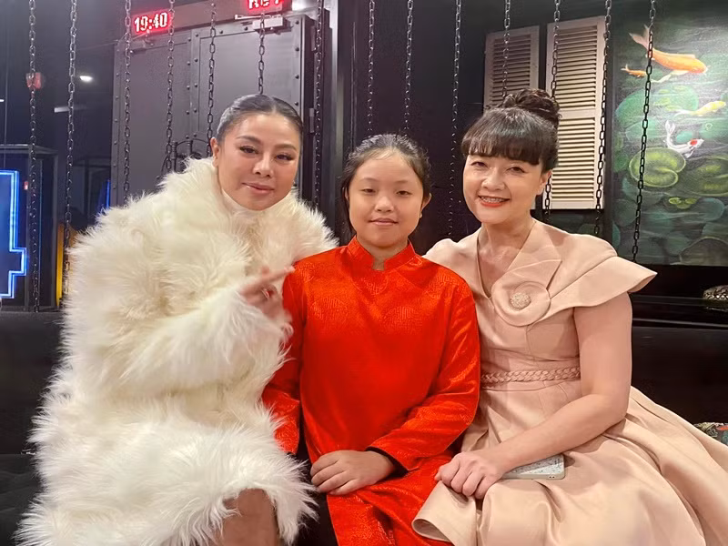 “Em không được xem phim bố làm vì là phim 18+ nhưng em muốn đi giao lưu với bố để được gặp các cô chú trong đoàn phim!”, Quốc Quân cho biết. Ảnh: FBNV.