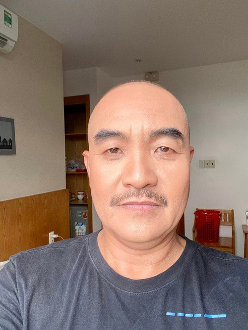 Trong cuộc phỏng vấn với Tiền Phong vào tháng 1/2024, Quốc Quân cho biết, anh chưa yêu ai và cũng không nghĩ tới chuyện tái hôn cũng vì ngại mối quan hệ mẹ ghẻ con chồng. Ảnh: FBNV.