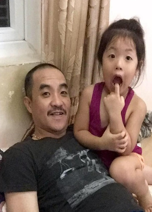 "Chúng tôi ly thân từ lúc con tôi còn bé, sau này mới ly hôn nên con ở với tôi và ông bà nội suốt. Lúc chia tay, cô ấy cũng muốn nuôi con. Nhưng có thể cô ấy nghĩ tôi yêu con bé như thế, coi nó như báu vật như thế nên cô ấy không nỡ lấy đi của tôi", anh chia sẻ trên Vietnamnet. Ảnh: FBNV.