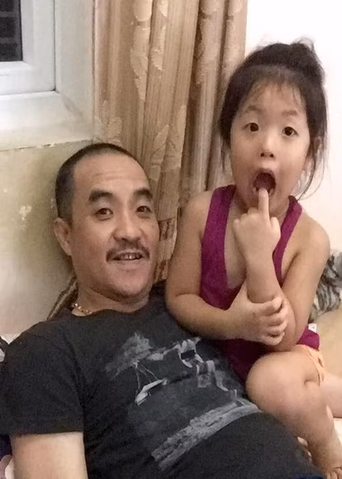 "Chúng tôi ly thân từ lúc con tôi còn bé, sau này mới ly hôn nên con ở với tôi và ông bà nội suốt. Lúc chia tay, cô ấy cũng muốn nuôi con. Nhưng có thể cô ấy nghĩ tôi yêu con bé như thế, coi nó như báu vật như thế nên cô ấy không nỡ lấy đi của tôi", anh chia sẻ trên Vietnamnet. Ảnh: FBNV.