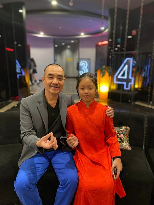 Con gái Quốc Quân đến ủng hộ phim Quỷ cẩu của bố. Ảnh: FBNV.