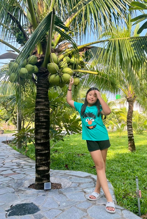 "Cô bé cầm trên tay quyển kịch bản 2 trang mà học thuộc làu làu, khiến các cô chú trong đoàn phim còn phải bất ngờ. Thấy vậy, tôi cũng vui và tự hào lắm nhưng nghĩ sau này con gái có lớn, con đam mê nghề nghiệp gì tôi cũng ủng hộ hết mình bởi tôi nghĩ đơn giản nhiều khi nghề chọn người, không nhất thiết con gái lớn lên phải nối nghiệp bố", anh trải lòng. Ảnh: FBNV.