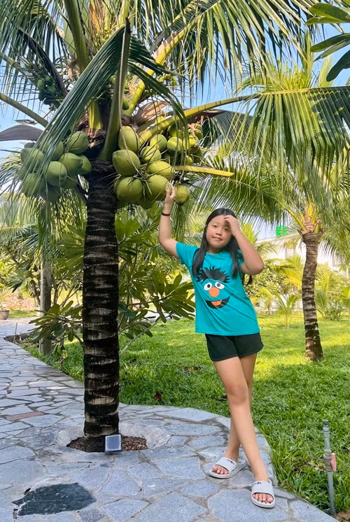 "Cô bé cầm trên tay quyển kịch bản 2 trang mà học thuộc làu làu, khiến các cô chú trong đoàn phim còn phải bất ngờ. Thấy vậy, tôi cũng vui và tự hào lắm nhưng nghĩ sau này con gái có lớn, con đam mê nghề nghiệp gì tôi cũng ủng hộ hết mình bởi tôi nghĩ đơn giản nhiều khi nghề chọn người, không nhất thiết con gái lớn lên phải nối nghiệp bố", anh trải lòng. Ảnh: FBNV.